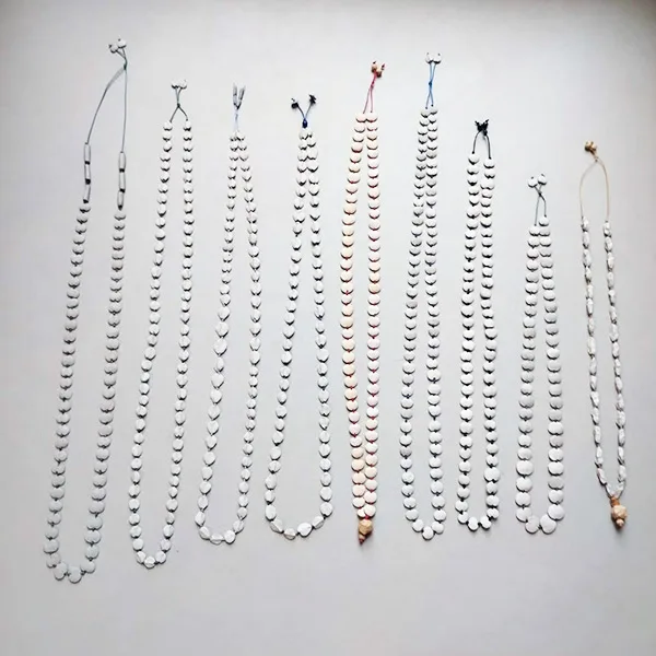 pièces uniques-perles en grès et porcelaines façonnées à la main